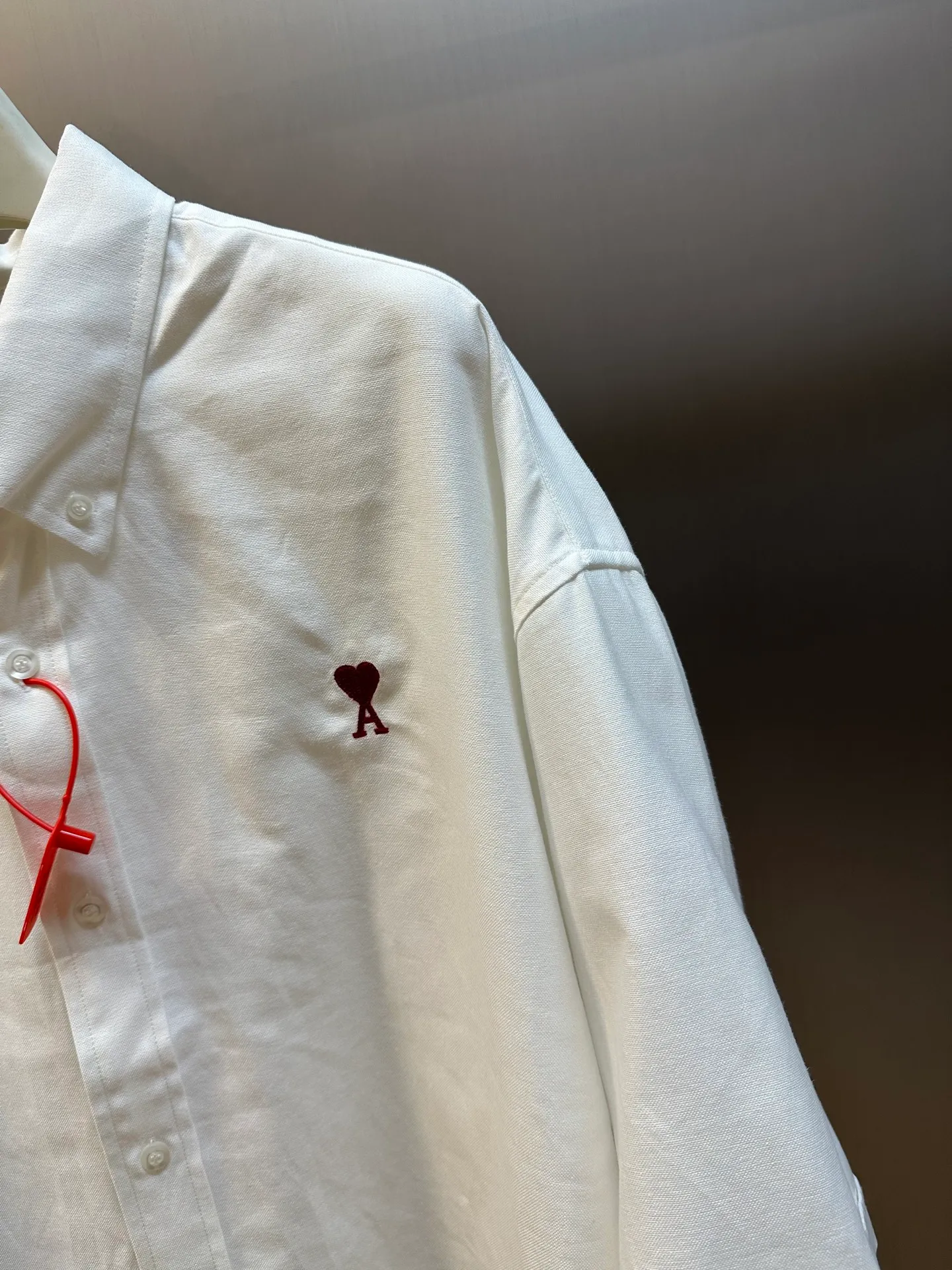 Ami Love Heart Embroidered Box Shirt is made of custom-made luxurious oxford fabric, with a bright red heart on the chest, embellished like a work of art, casual yet sophisticated. Adopting imported machine embroidery technology, advanced computer control systems and precision mechanical components, Ami's love embroidery work is achieved with high precision and smooth and delicate lines. size：S M L XL